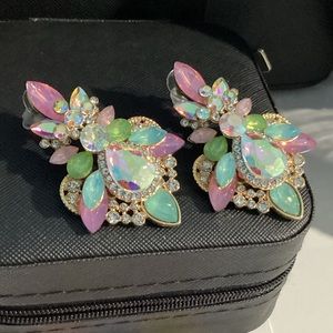 -🌸Iridescent Light Pastel Colored GoldTone Crystal Drop Post back Earrin…